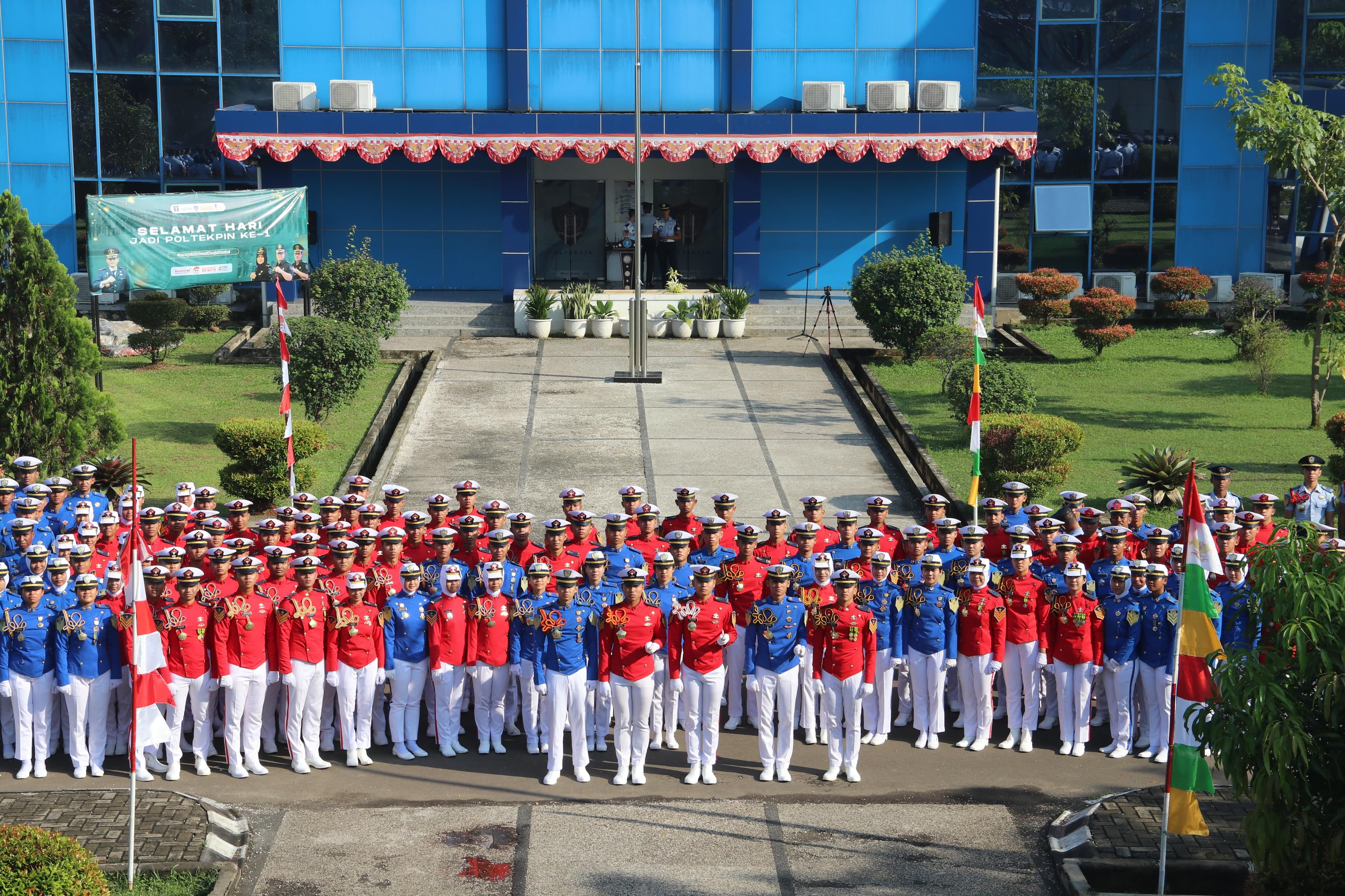 Background DEMUSTAR Poltekpin